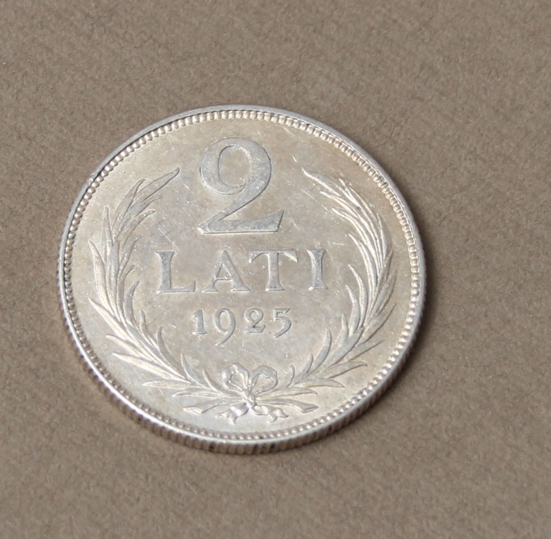Серебряная монета  2 латов - 1925 год.