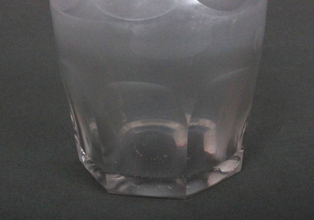 Stikla karafe ar korķi