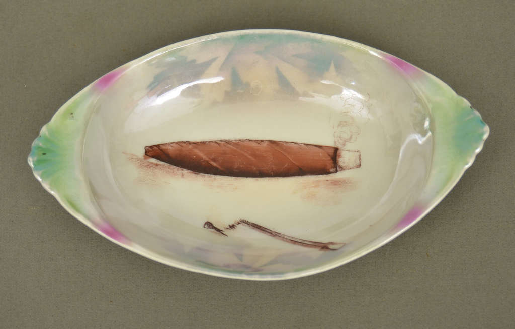 Porcelain ashtray with painting 