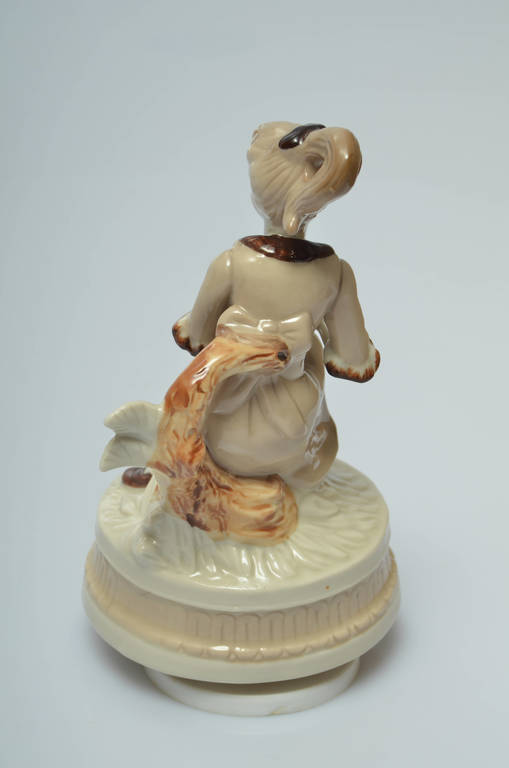 Musical porcelain figure 
