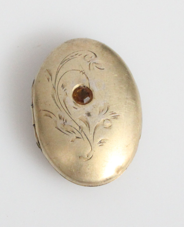 Серебряный кулон с декоративным камнем