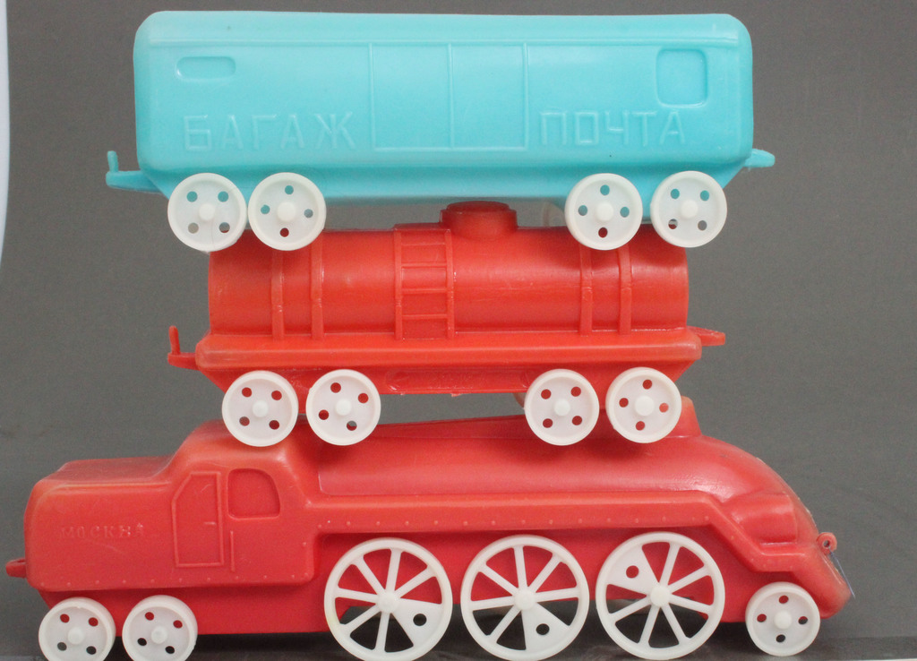 Игрушка - поезд с двумя вагонами