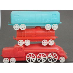 Игрушка - поезд с двумя вагонами