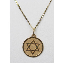Золотая цепочка с золотой подвеской с еврейскими символами (Магендоид - Звезда Давида)