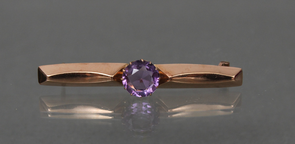Women's gold brooch with amethyst