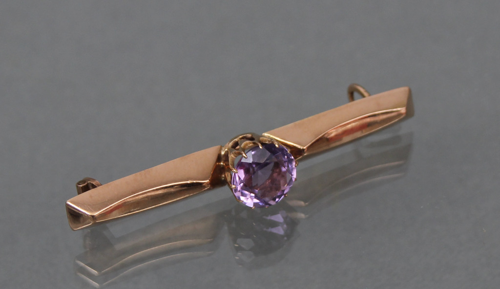 Women's gold brooch with amethyst