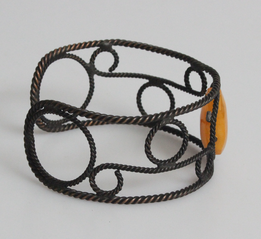 Metal bracelet with amber