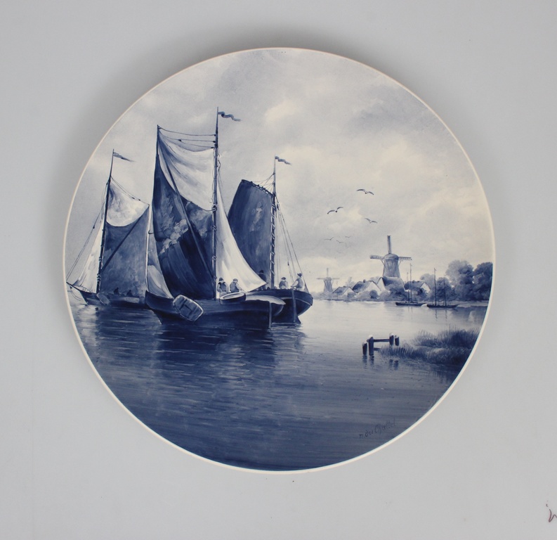 Painted porcelain plate 