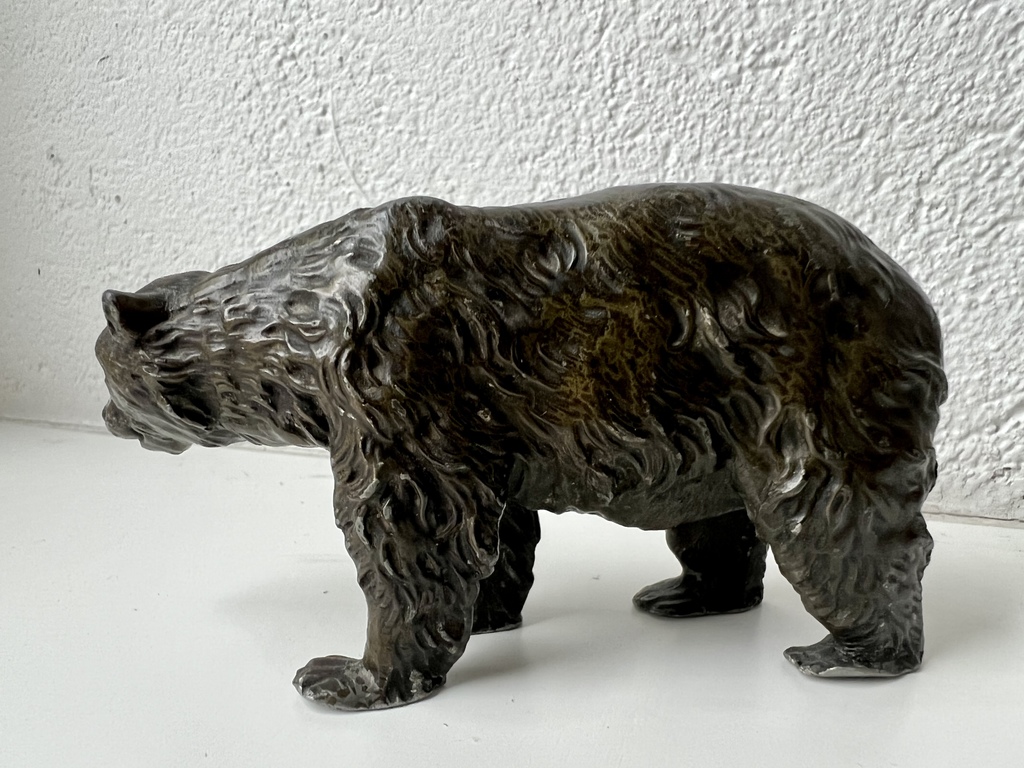 No metāla izgatavota lāča figūra