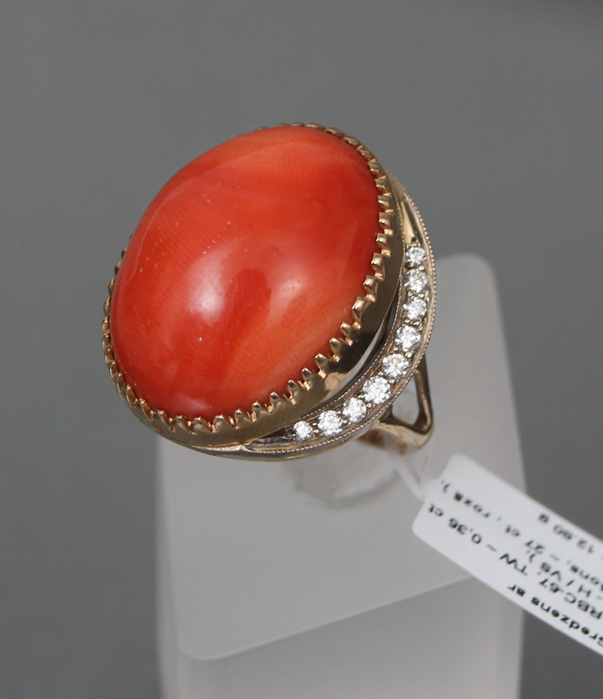 Gold ring with 18 diamonds and 1 coral