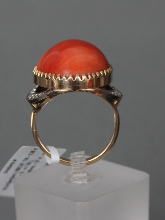 Gold ring with 18 diamonds and 1 coral