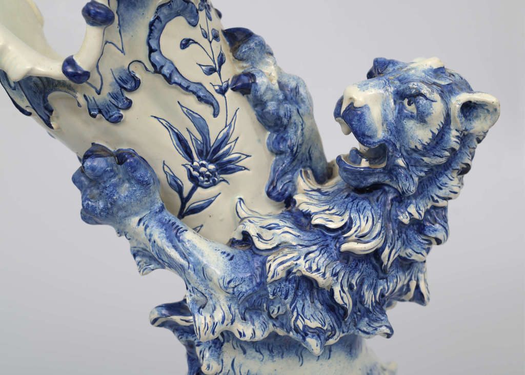 Porcelāna kompozīcija - vāze ar figūru ''Lauva''