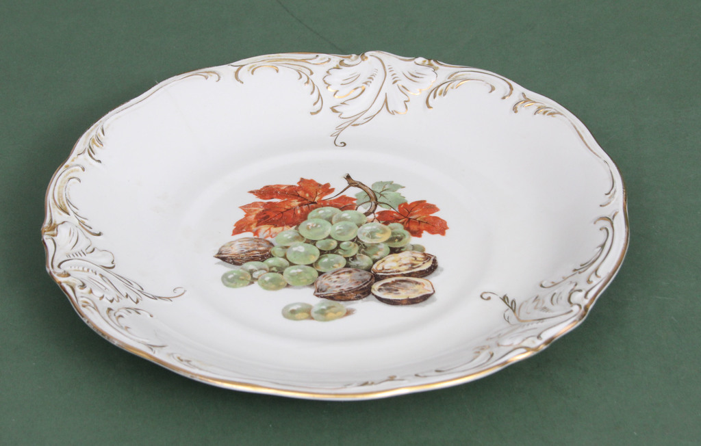 Apgleznots porcelāna sķīvis