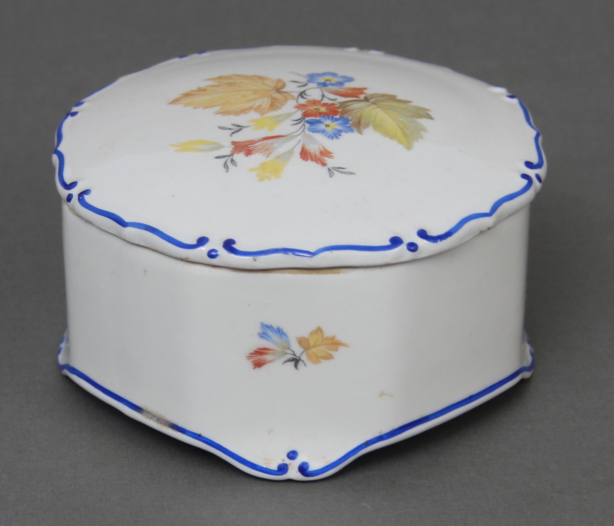 Jessen porcelain  chest with lid