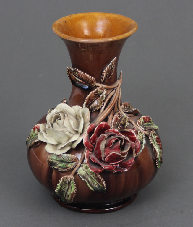 Keramikas vāze ar rožu dekorācijām 