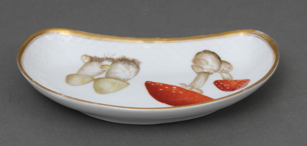 Serving porcelain dish 