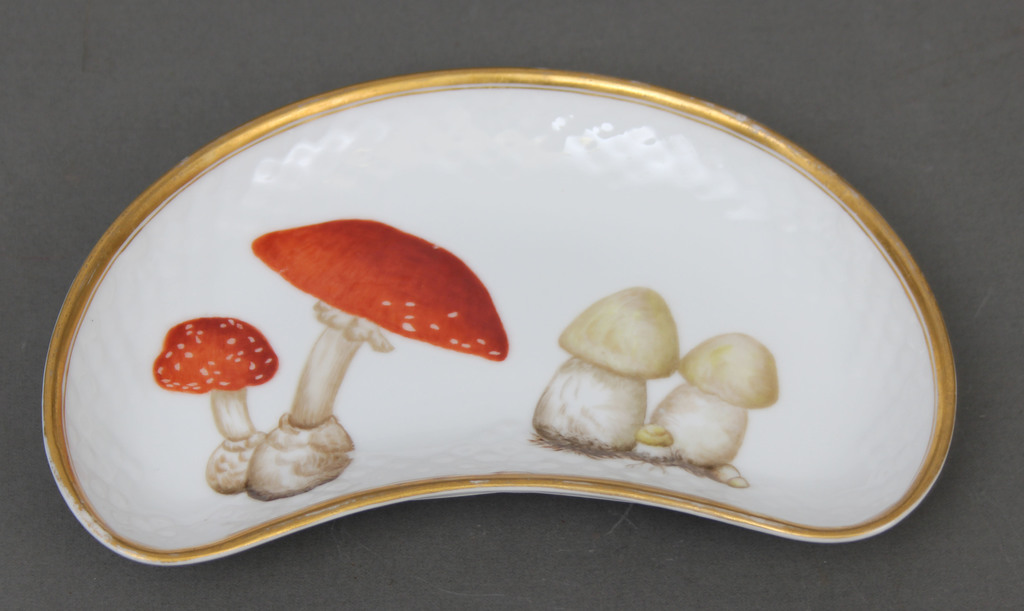 Serving porcelain dish 