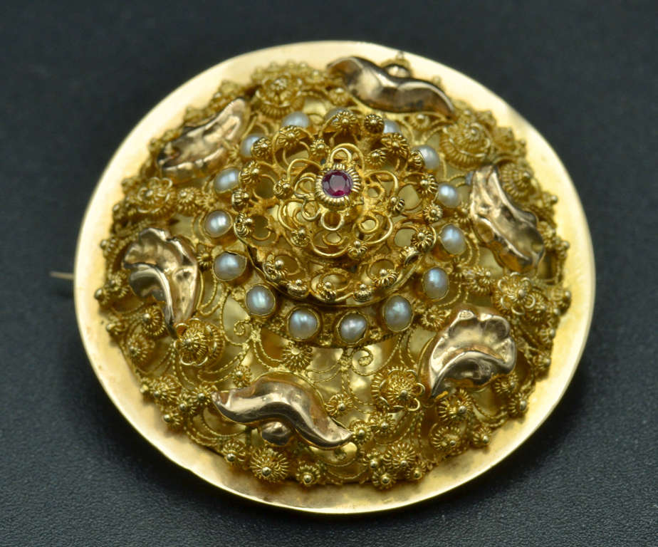 Gold brooch with ruby and pearls