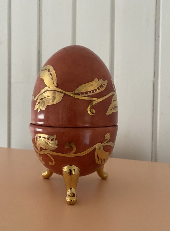 Фарфоровое яйцо с позолоченной росписью