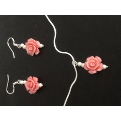 Серебряные серьги с коралловыми розами и кулон на цепочке