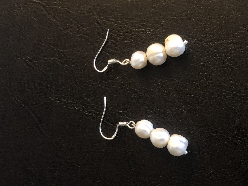 Silver earrings with natural pearls