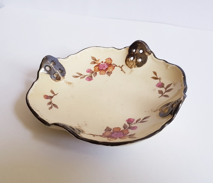 Painted porcelain dish