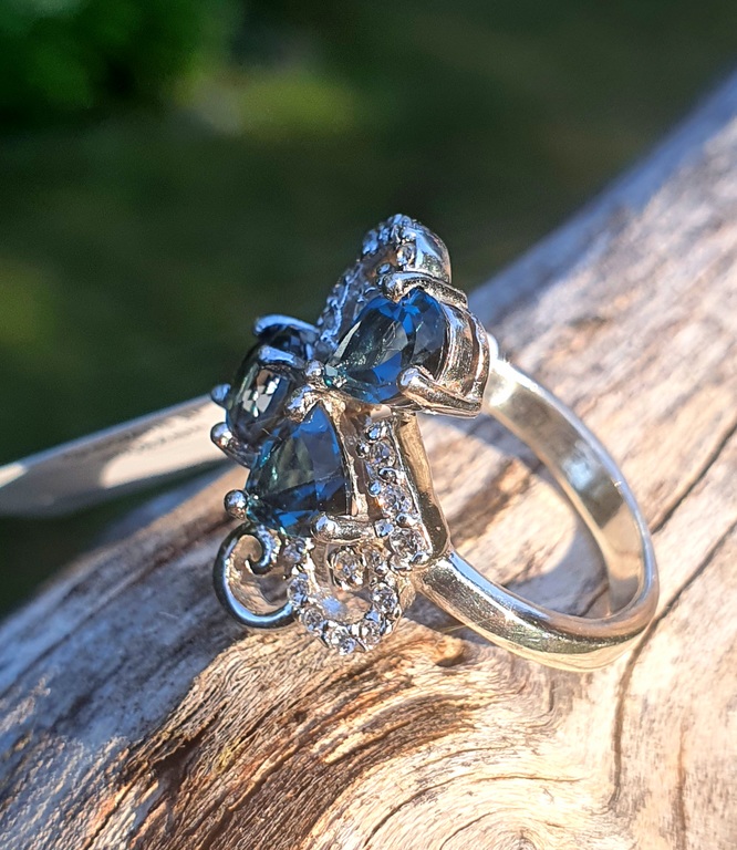 Серебряное кольцо с топазами 