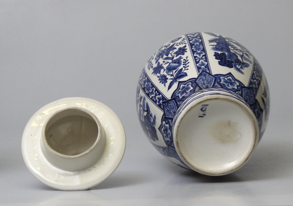 Porcelāna vaze ar vāku un Holandiešu dzirnavu, ziedu motīvu