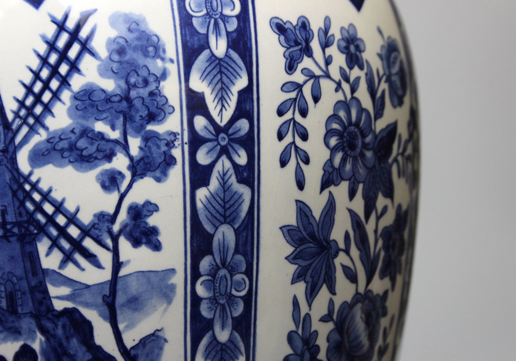 Porcelāna vaze ar vāku un Holandiešu dzirnavu, ziedu motīvu