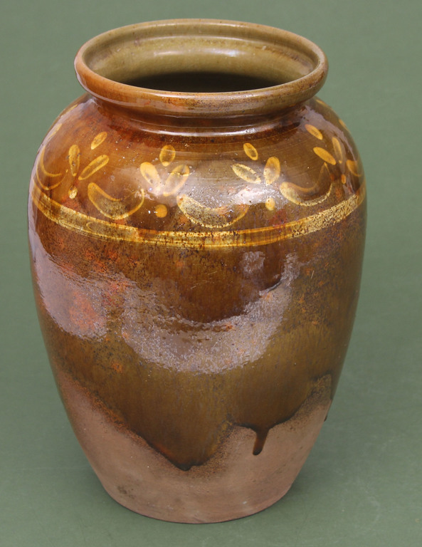 Керамическая ваза с надглазурной росписью