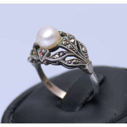 Silver ring with pearl and marquise