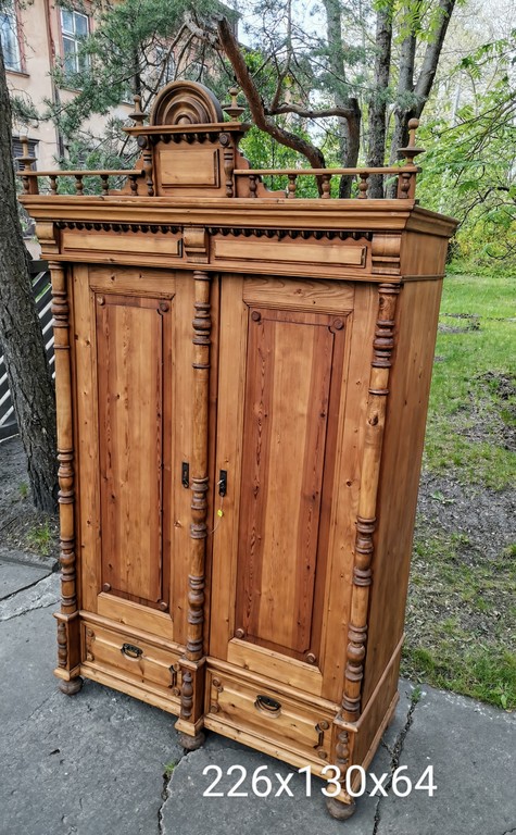 Деревянный шкаф с вырезами