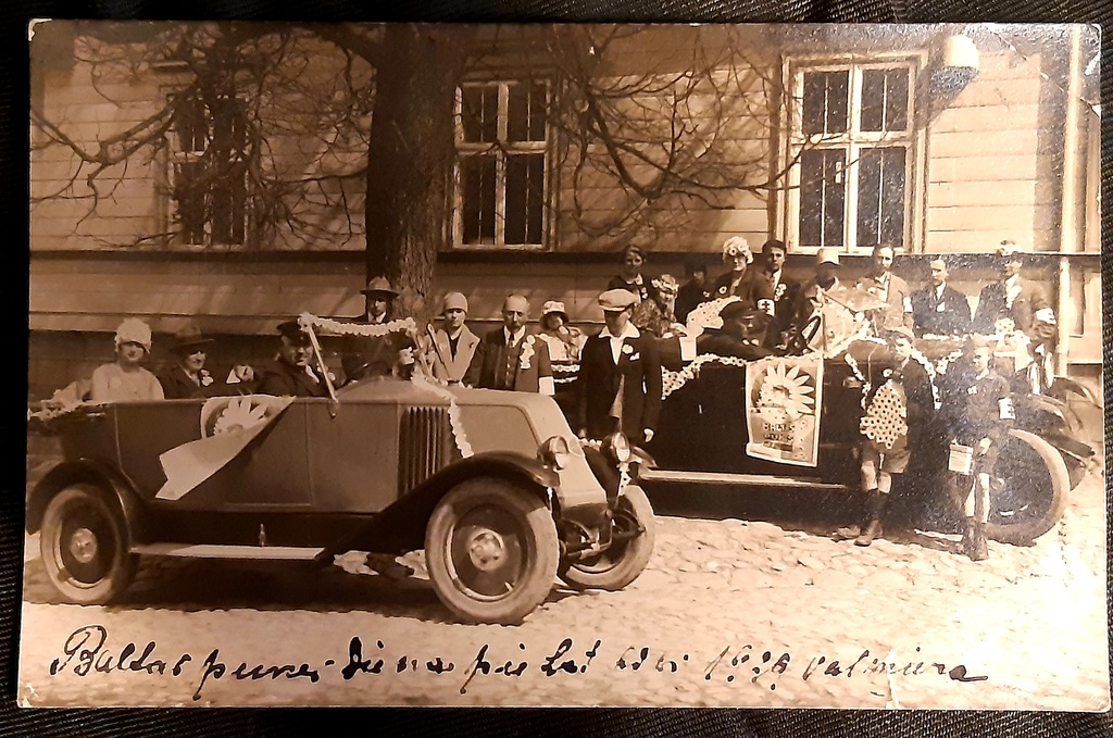 Fotogrāfija,  Balta puķes diena , 1939.g. Valmiera,  13.5×8.7 cm