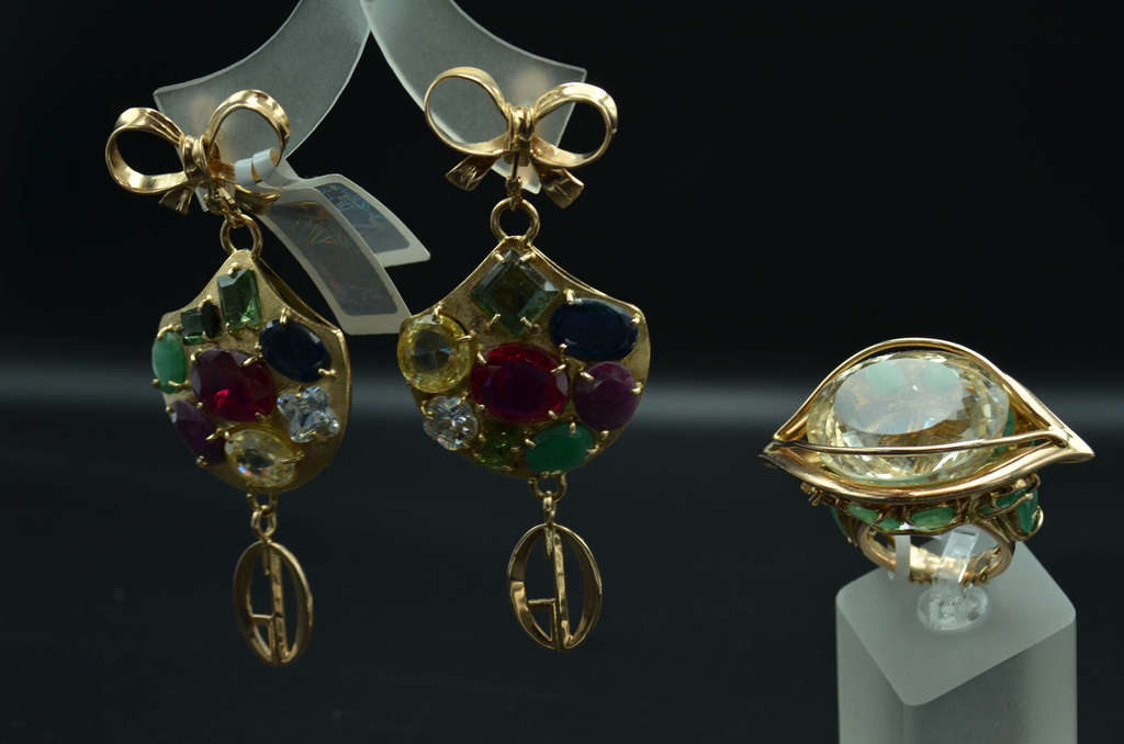 Jewelry set with citrine, emeralds, ruby