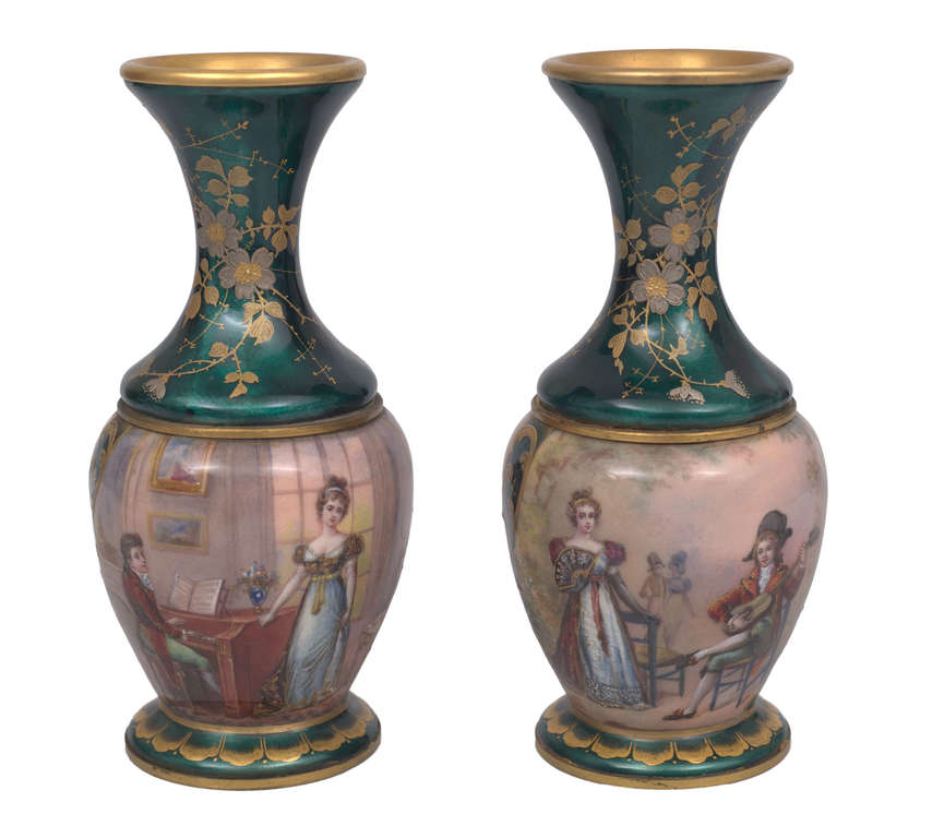 Две фарфоровые вазы в лиможском стиле с росписью и эмалями