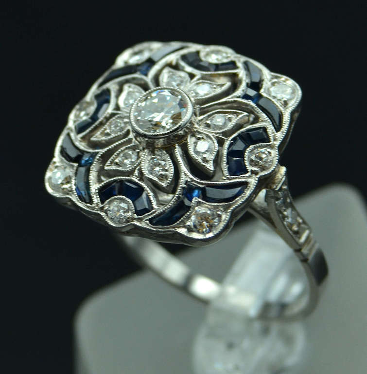 Platīna art-deco stila gredzens ar briljantiem un safīriem