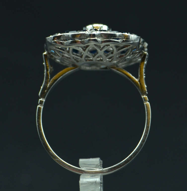 Platīna art-deco stila gredzens ar briljantiem un safīriem