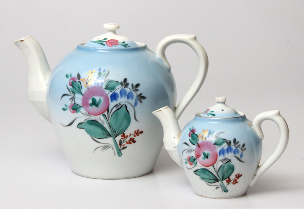 Set of teapots