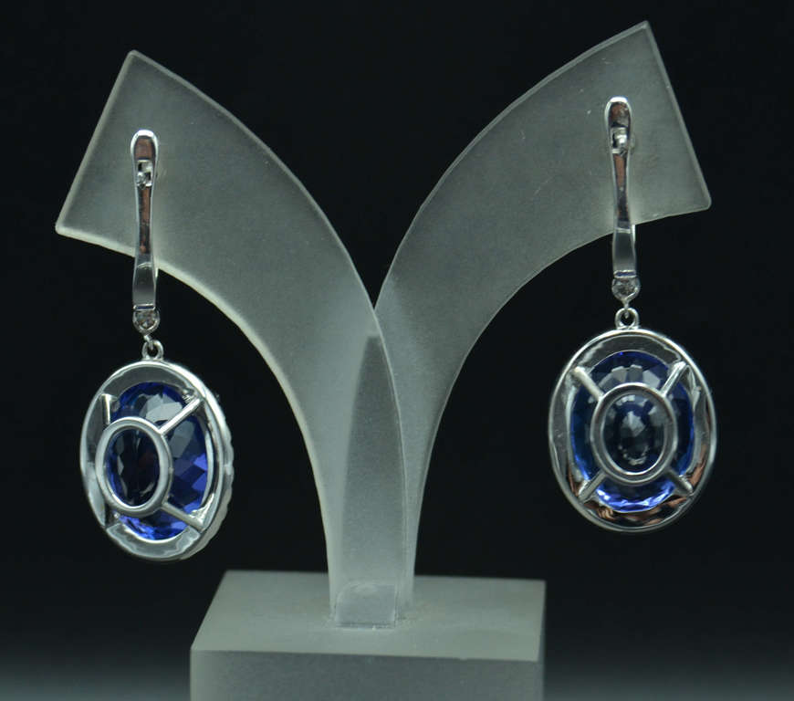 White gold earrings with tanzanites and diamonds