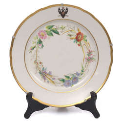 Фарфоровая тарелка с цветочным мотивом