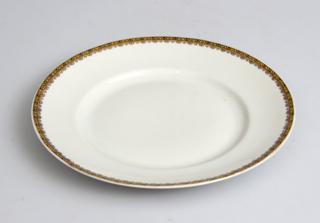 Кузнецовская фарфоровая тарелка