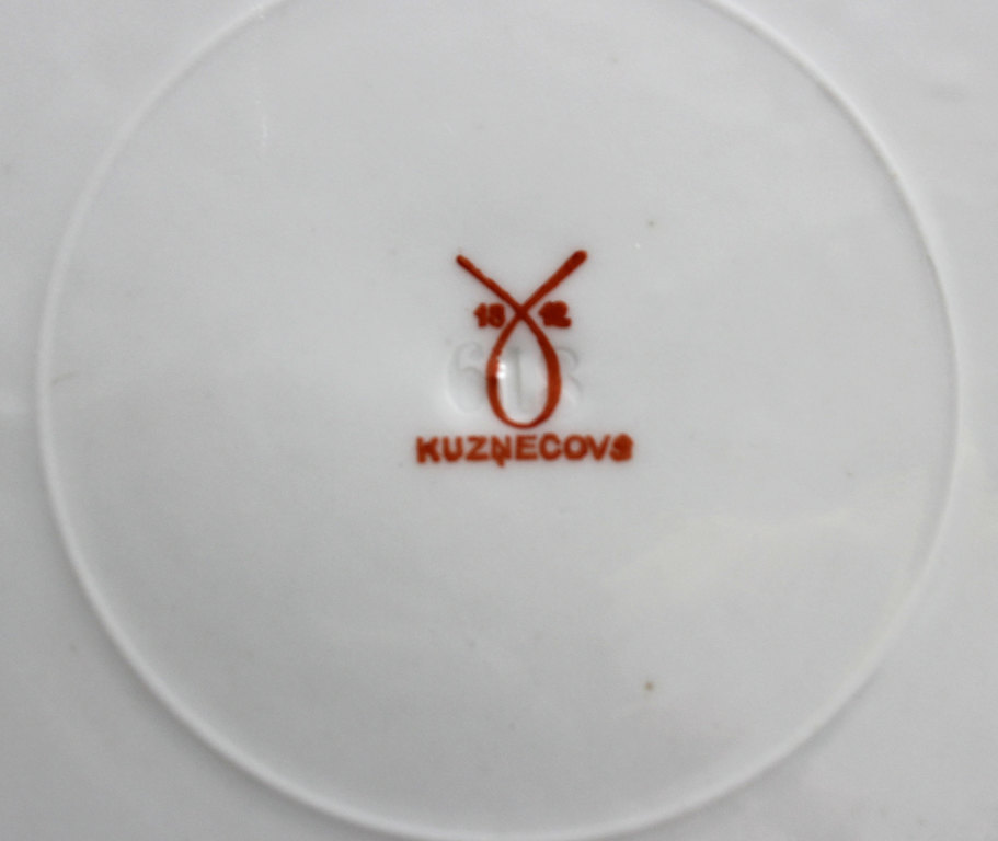 Фарфоровая тарелка Кузнецова с растительным мотивом