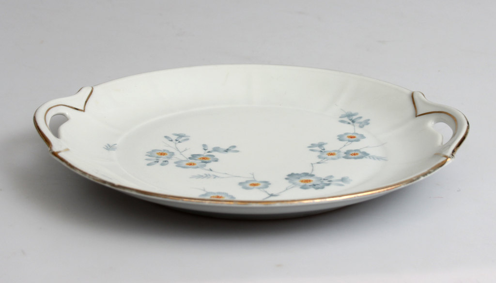 Kuzņecova porcelāna servējamais šķīvis ar ziediem