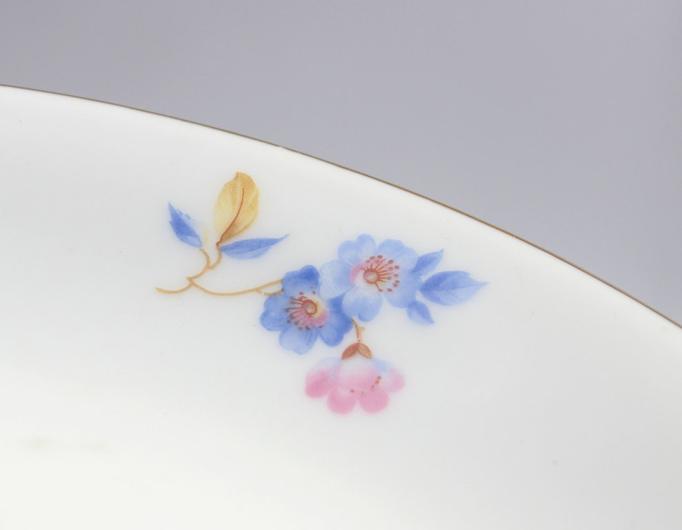 Kuzņecova porcelāna šķīvis ar ziedu motīvu