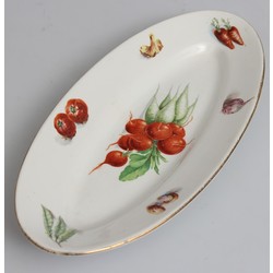 Кузнецовская фарфоровая сервировочная тарелка с овощным мотивом