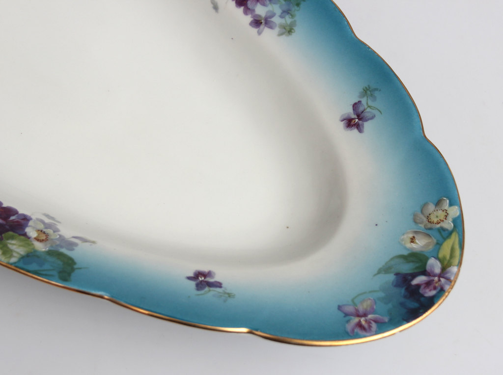 Kuzņecova porcelāna servējamais šķīvis ar ziediem