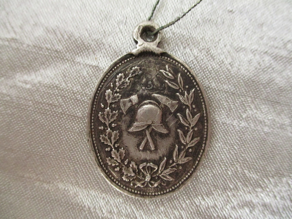 Silver medallion. Dimensions 2x3 cm. Weight 7 gr.