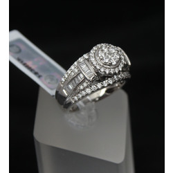 White gold ring with brilliants and diamonds