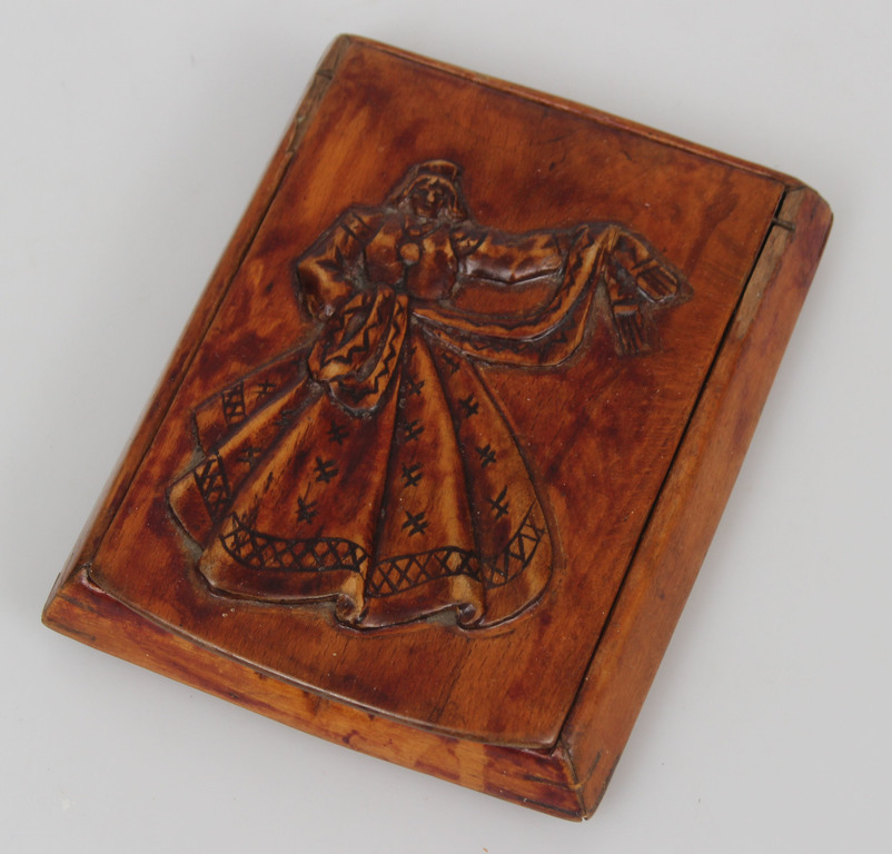 Wooden cigarette case with lid 