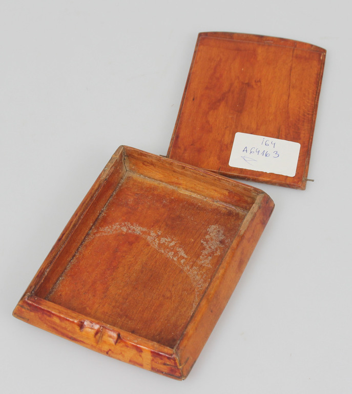 Wooden cigarette case with lid 